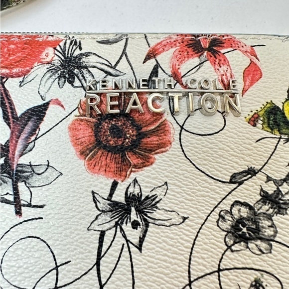 🌼2 for $30🌼 Kenneth Cole Reaction Pretty Floral Baguette Handbag - Picture 3 of 9